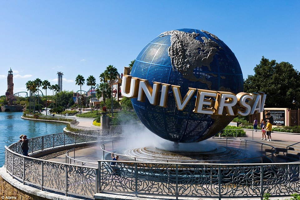 Tour Hogwarts và thế giới phù thủy của Harry Potter, Universal Studios, Florida, Mỹ: Nếu dư dả về tài chính, du khách có thể thuê toàn bộ công viên giải trí Universal Studios hoặc bất cứ khi nào, với đầy đủ dịch vụ kèm theo như ăn uống, vui chơi.