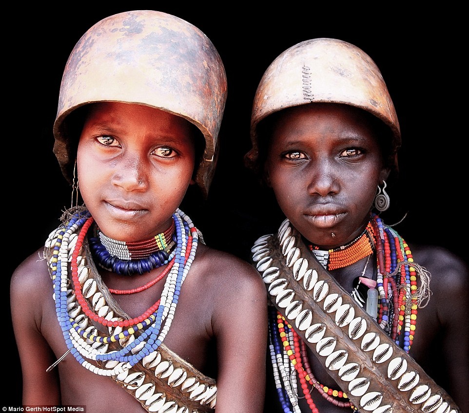 Trẻ em của tộc Arbore đội những chiếc mũ cứng để bảo vệ đầu khỏi ánh nắng chói chang.