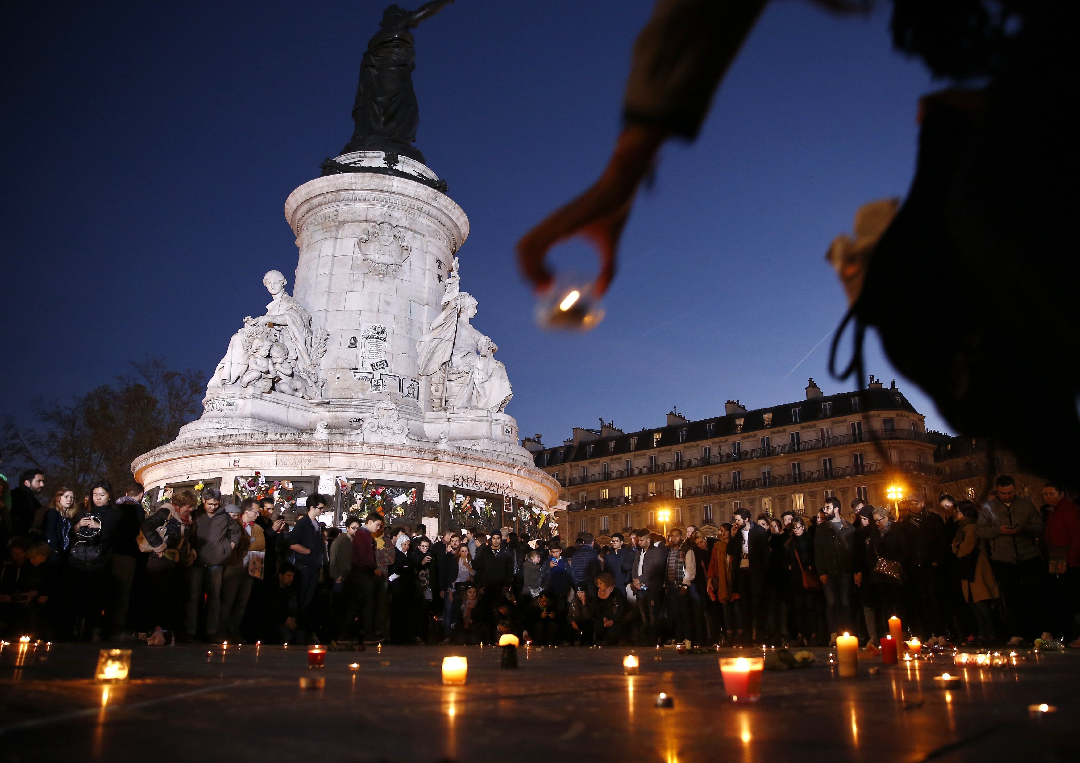 Du lich Phap sut giam sau khung bo o Paris hinh anh
