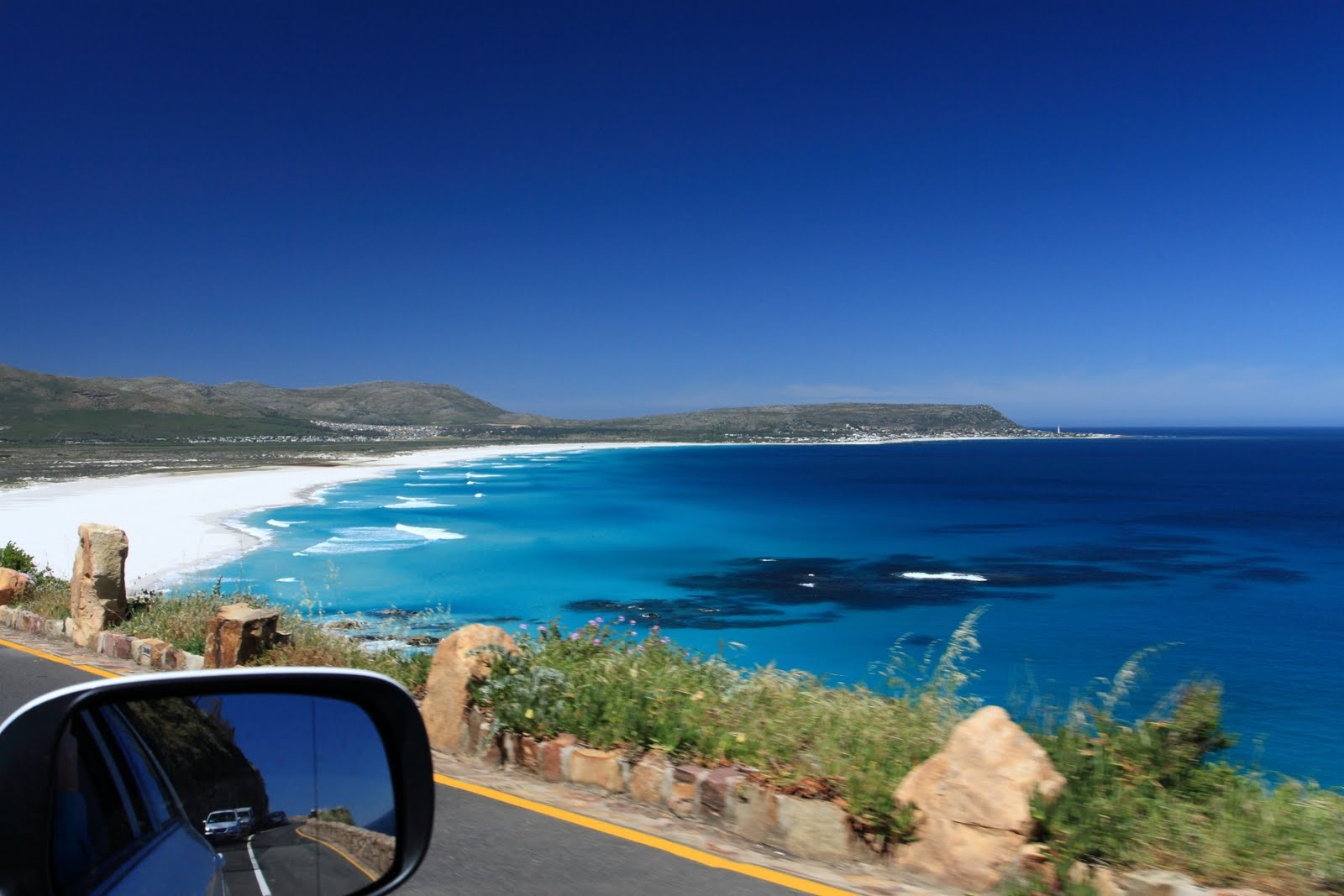 Những bãi biển nguyên sơ: Du khách có thể tới thăm các bãi biển cát trắng, nước xanh thuộc vịnh Plettenberg. Phần lớn các bãi biển của Nam Phi còn khá hoang sơ, không bị quá tải. Ảnh: Worldfortravel.