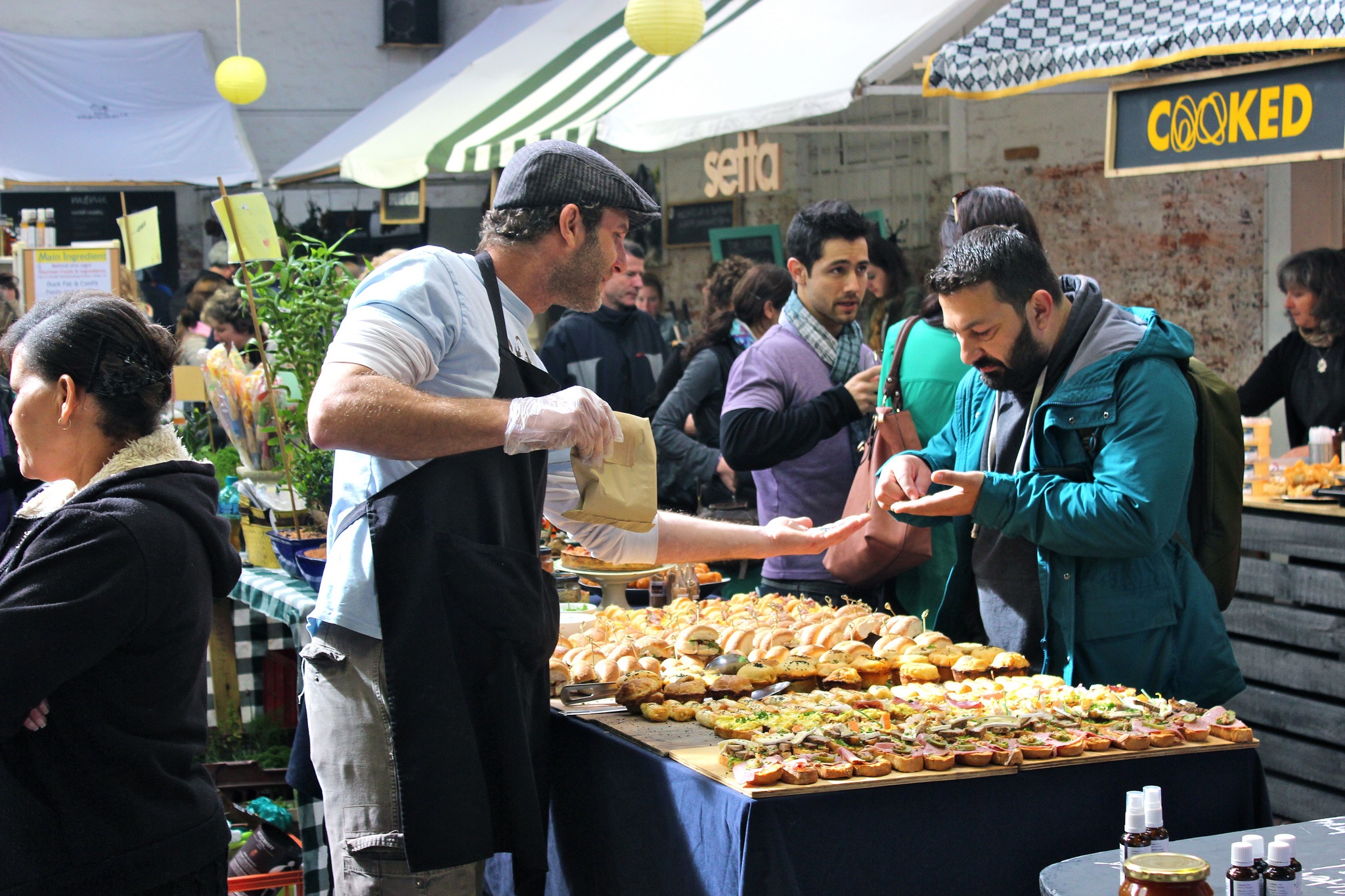 Mua sắm: Cape Town là một thành phố tuyệt vời, với các phòng tranh, quán bar phong cách, nhà hàng thượng hạng, cửa hiệu hạng sang... Đừng bỏ lỡ cơ hội mua sắm ở những cửa hàng thời trang phong cách và ở các chợ cuối tuần trong lòng thành phố. Ảnh: Southafrica.