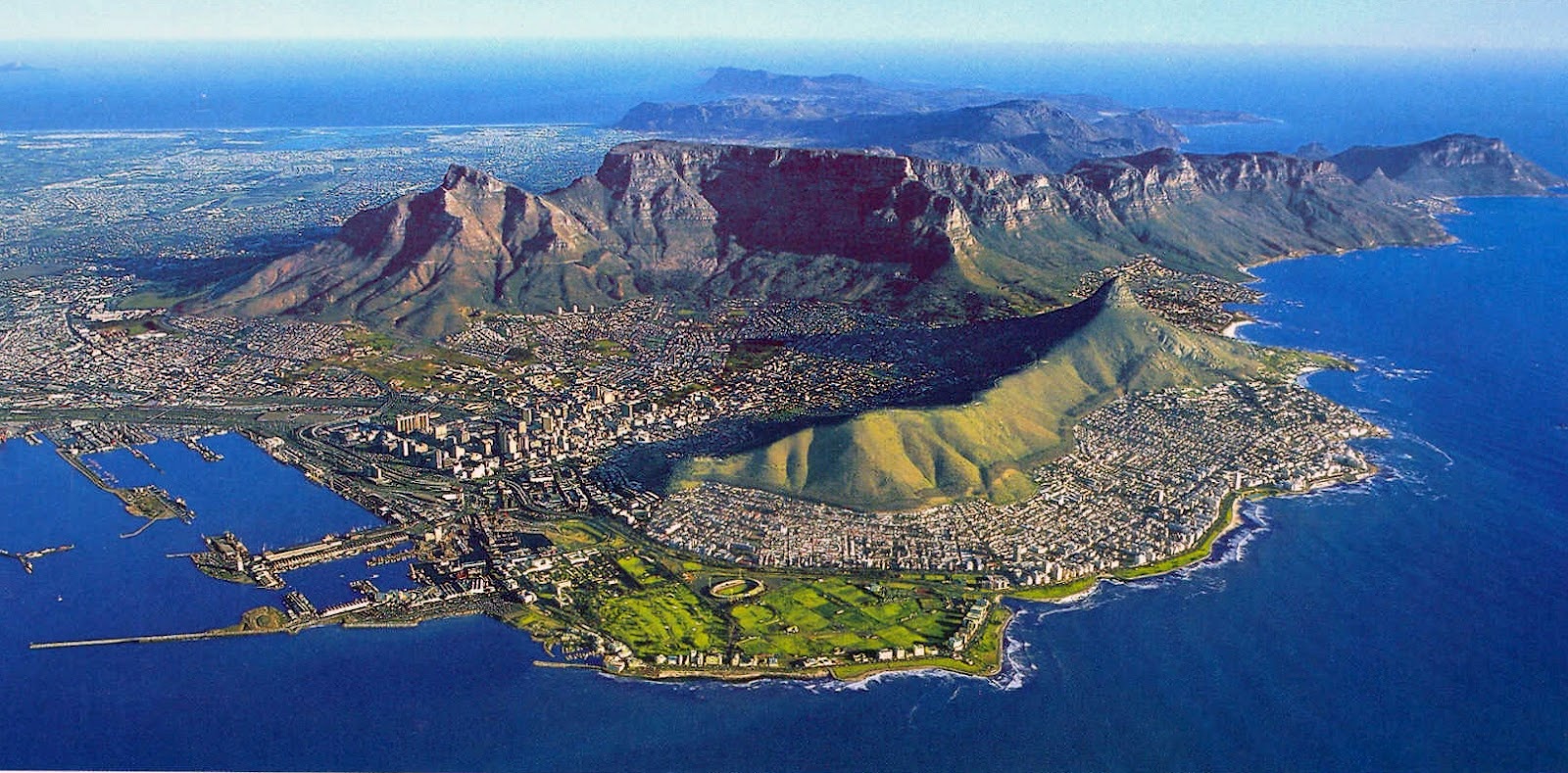 Cape Town là một trong những thành phố tuyệt nhất thế giới: Những dãy núi hùng vĩ và biển xanh biếc là  phông nền hoàn hảo cho thành phố sôi động này. Du khách có thể nằm dài tắm nắng trên những bãi biển cát trắng, đăng ký các tour leo núi, khám phá ẩm thực độc đáo của thành phố. Tới Cape Town, bạn sẽ không có một giây phút buồn chán nào. Ảnh: Raefeather.