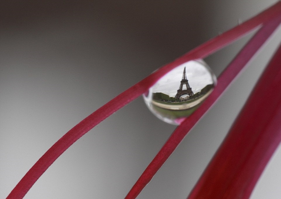 Bo anh doc dao ve cac diem den Paris trong giot nuoc hinh anh