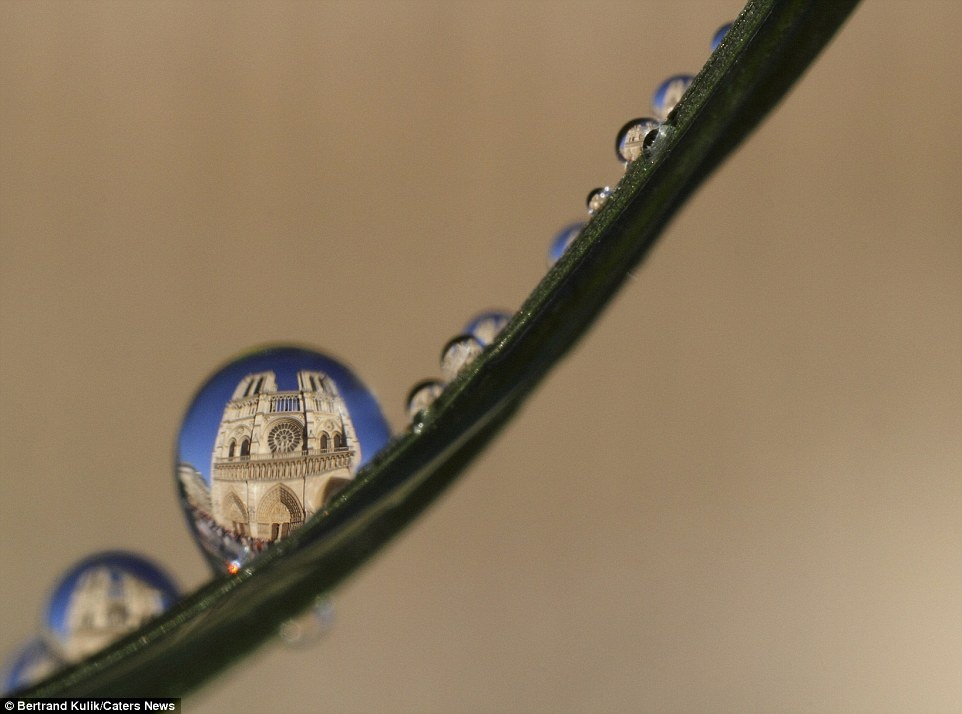 Bertrand cho biết: “Paris trở lên lặng lẽ hơn nhiều sau sự kiện khủng khiếp diễn ra cuối tuần trước”. Trong ảnh là nhà thờ Đức Bà nổi tiếng.