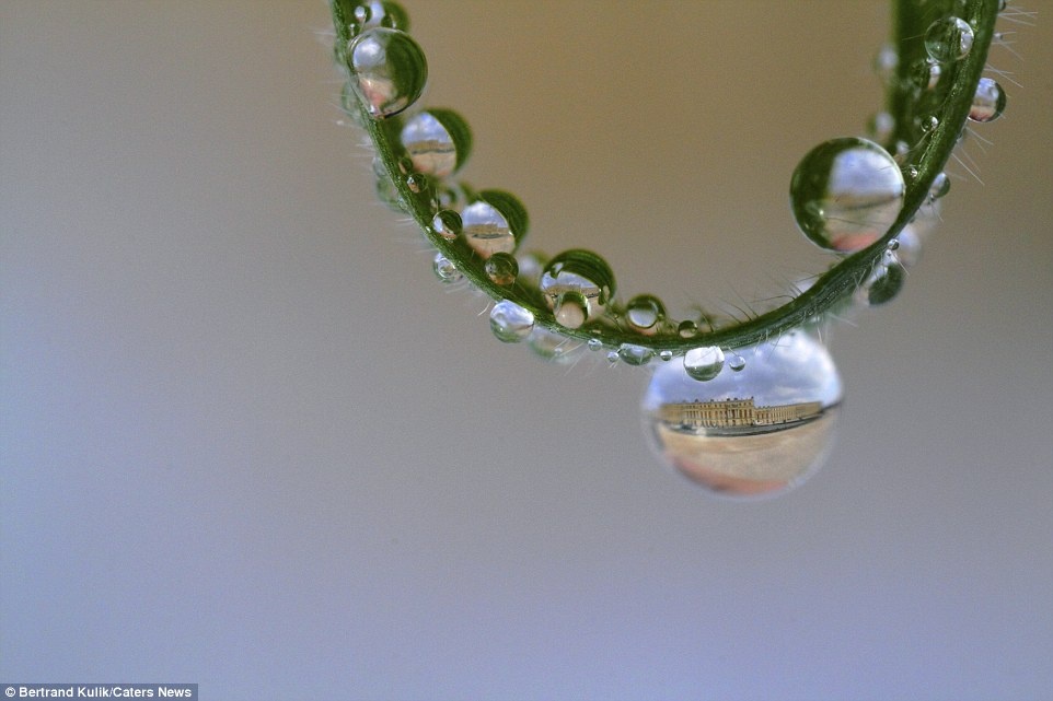 Những giọt nước giống như ống kính thu nhỏ, các điểm đến như được bao bọc trong thế giới riêng. Điện Louvre nằm bên bờ sông Seine được xây dựng từ thời trung cổ, một trong những công trình lịch sử của Paris.