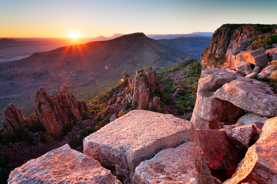 Những vùng đất tuyệt đẹp: Nam Phi có nhiều cảnh quan hùng vĩ, trong đó phải kể đến thung lũng Desolation với những vách núi ngoạn mục, thu hút du khách yêu phiêu lưu mạo hiểm. Ảnh: Hougaardmalan.