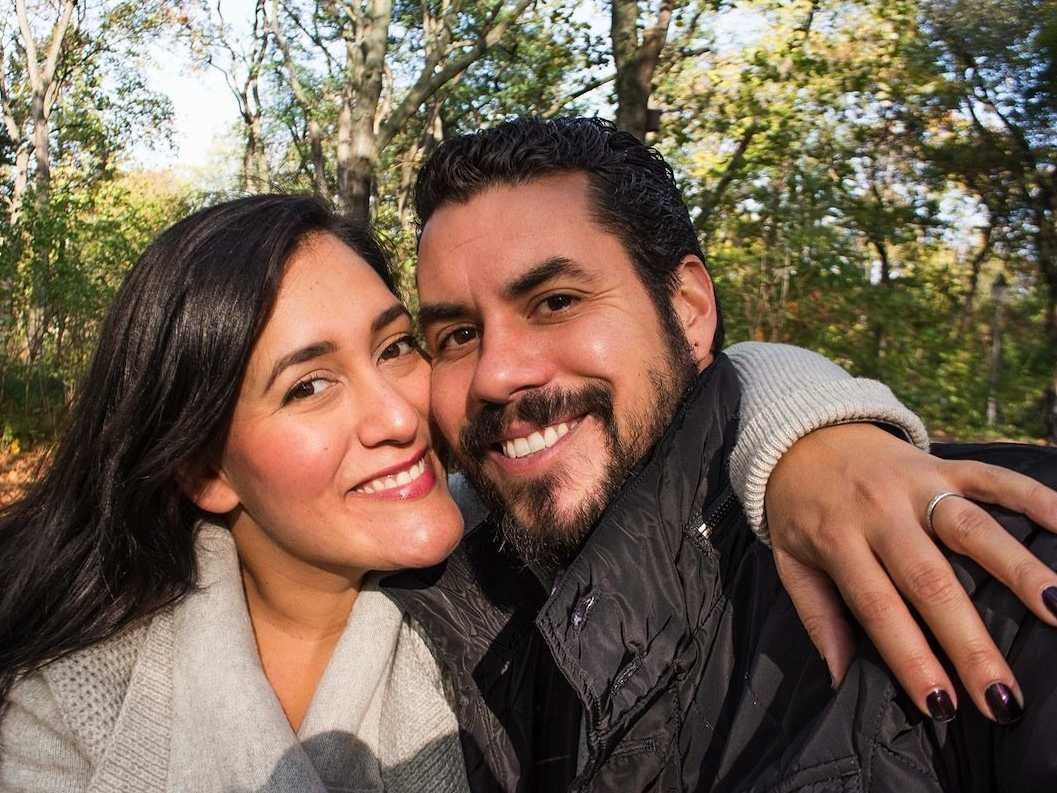 Chris và Danika Garlotta (Mỹ): Năm 2014, cặp đôi đã bỏ việc và bắt đầu chuyến đi vòng quanh thế giới của mình, khởi đầu với Rome, Italy. Tuy nhiên, họ vẫn làm việc bán thời gian trong quá trình chu du: Chris thiết kế và làm ứng dụng website, Danika làm mảng chiến lược truyền thông và tiếp thị. Họ kiếm được khoảng 40% so với khi còn ở San Francisco, nhưng vẫn đủ chi phí sinh hoạt và có khoản tiết kiệm riêng.