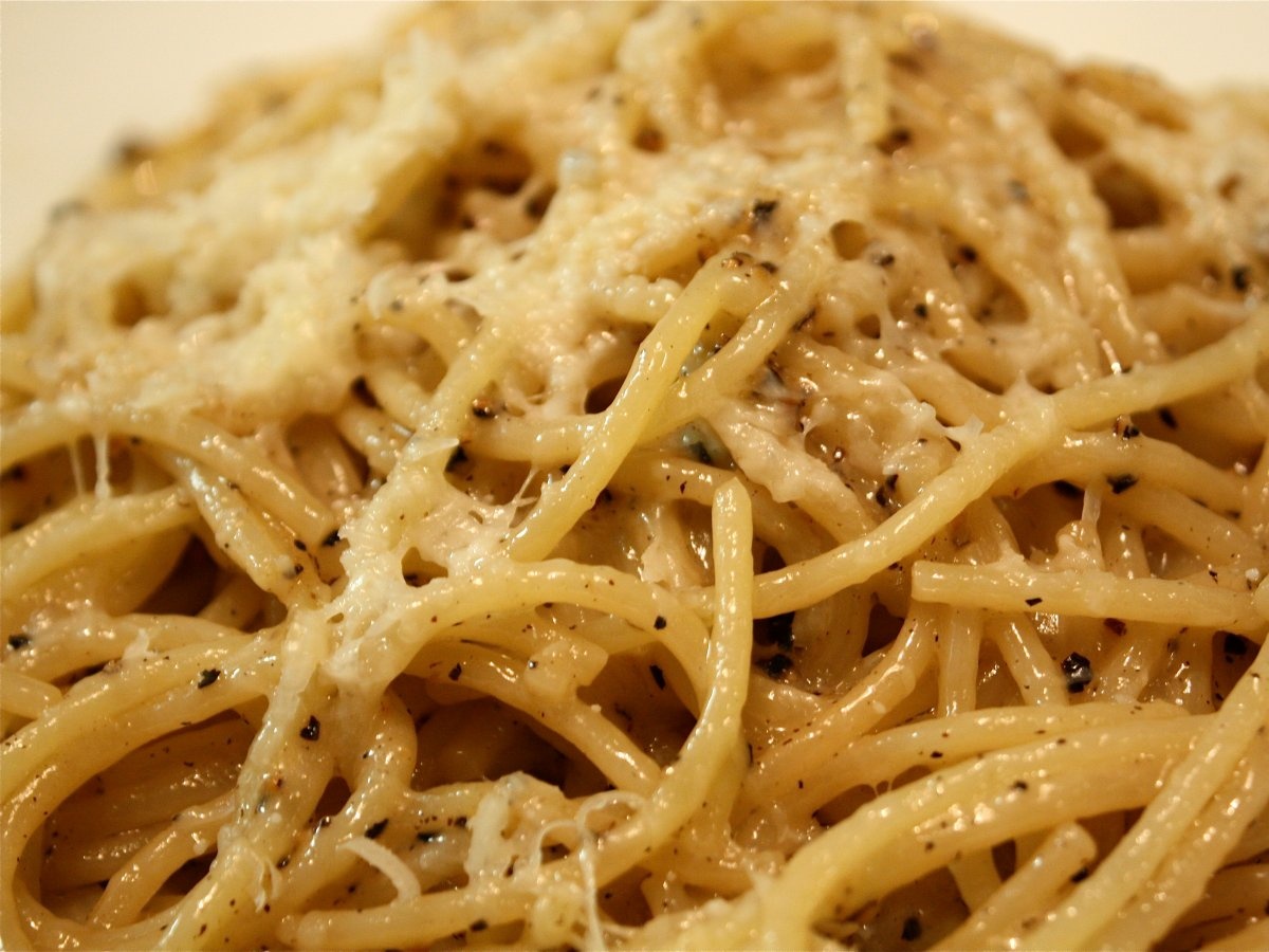 Món mì cacio e pepe có nguyên liệu và cách chế biến rất đơn giản (gồm mì Ý, phô mai và hạt tiêu), nhưng rất thơm ngon và giàu dinh dưỡng. Du khách có thể thử món này ở Rome, Italy.