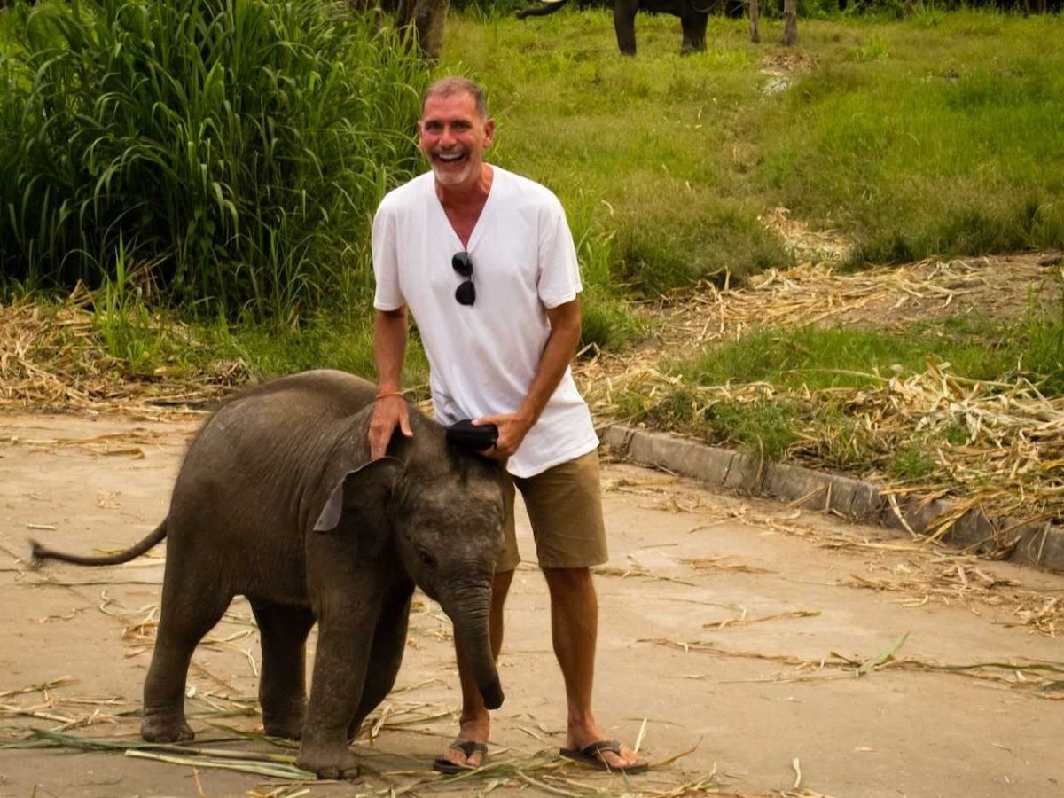 Jonathan Look (Mexico): Nghỉ hưu ở tuổi 50, ông Look quyết định bán toàn bộ tài sản và dành 10 năm tiếp theo để chu du thế giới. Ông khởi hành từ một ngôi làng nhỏ ở bờ biển Mexico, tới Mỹ, sau đó tới các quốc gia Đông Nam Á, Trung Quốc, Canada... Ông cho biết hiện tại sông chỉ tiêu tốn 20% chi phí sinh hoạt so với khi còn ở quê hương, lúc ông còn tìm kiếm ý nghĩa cuộc sống qua những thứ mình mua và tiêu thụ.