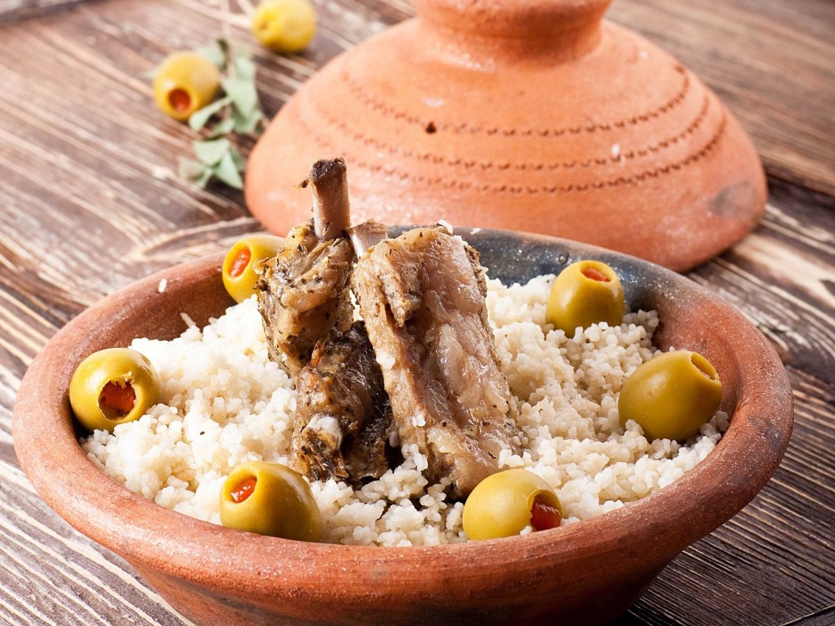 Chỉ cần ngửi thấy mùi món cừu tagine ở Morocco một lần, du khách sẽ nhớ mãi không quên. Thịt cừu được hầm với nho khô, quả hạnh và gia vị.