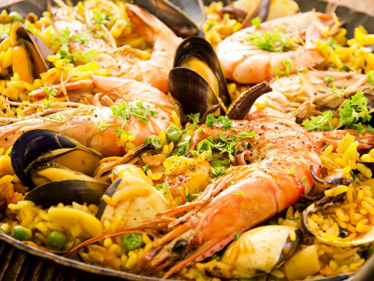 Đừng bỏ lỡ cơ hội thưởng thức một nồi paella-saffron ăn cùng cơm tại các nhà hàng ven biển ở Barcelona, Tây Ban Nha.