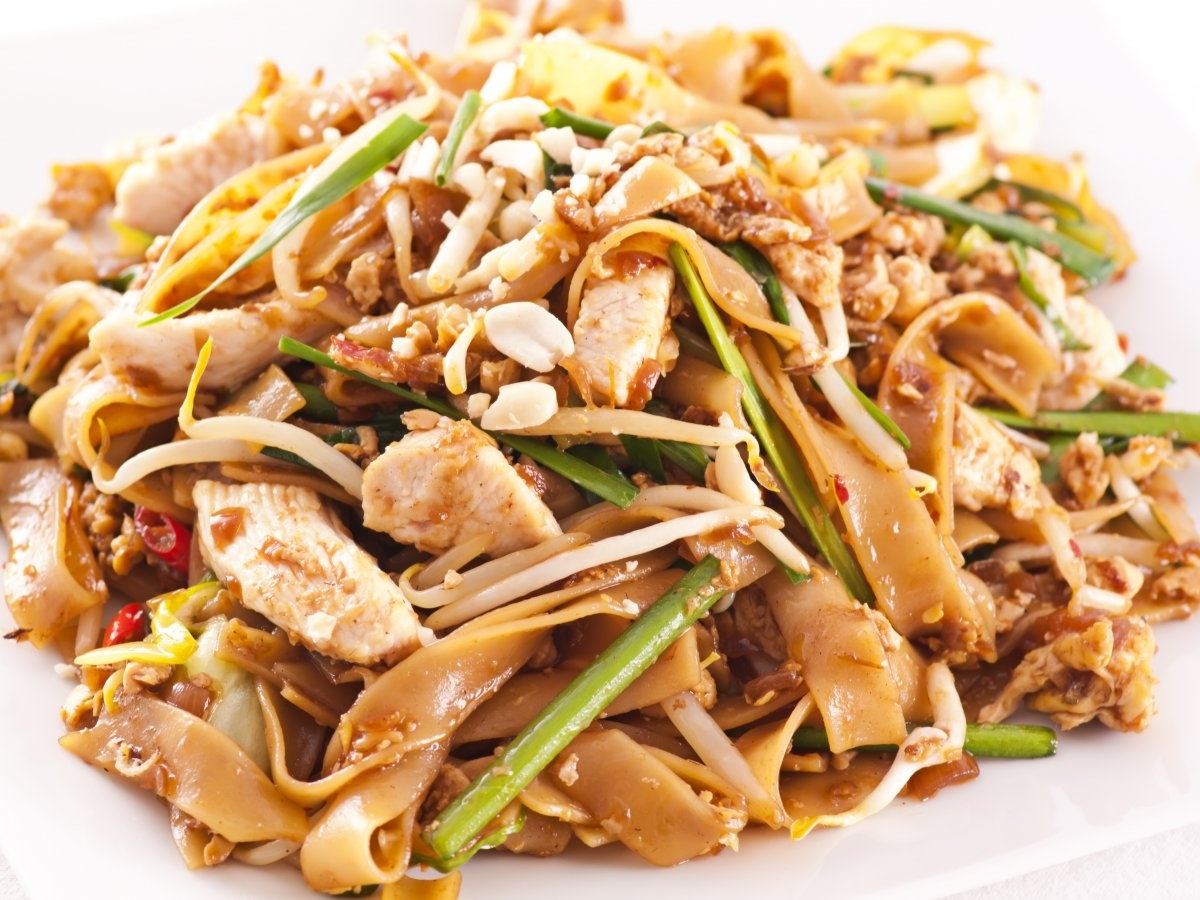 Pad thai là món ăn phổ biến của Thái Lan, gồm mì xào ăn cùng trứng, giá, lạc, thịt gà hoặc tôm. 