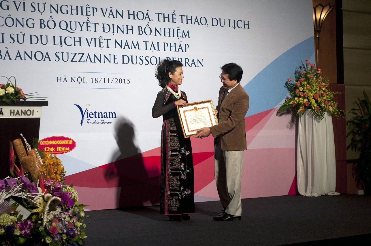 Thứ trưởng Vương Duy Biên trao Kỷ niệm chương cho bà Anoa.