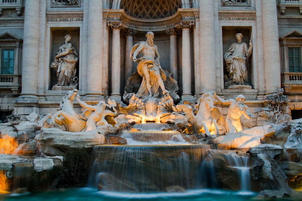 Đài phun nước Trevi (Rome, Italy): Nhiều người cho rằng việc ném đồng xu qua vai xuống đài phun nước Trevi sẽ đem lại may mắn cho họ. Ước tính có tới 3.000 Euro được ném xuống đây mỗi ngày. Ngay cả khi đài phun đã được rút hết nước để sửa chữa, du khách vẫn tiếp tục ném xu xuống đáy bồn. Đài phun nước vừa mở cửa đón khách trở lại vào đầu tháng 11. Ảnh: Itimes.