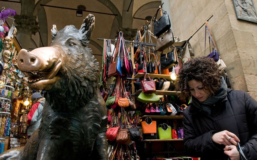 II Porcellino (Florence, Italy): Bức tượng đồng này là tác phẩm của Pietro Tacca, được đặt ở Mercato Nuovo. Các du khách thường xoa mõm chú lợn rừng để đảm bảo sẽ quay trở lại Florence, một truyền thống có từ năm 1766.