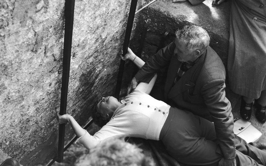 Hòn đá Blarney (Ireland): Theo đồn đại, nếu hôn tảng đá Blarney trong trạng thái lộn ngược, du khách sẽ được ban khả năng thuyết phục người khác. Tảng đá thuộc lâu đài Blarney đã nhận hàng triệu nụ hôn, trong đó có cả từ các nhân vật nổi tiếng như Mick Jagger và Winston Churchill.