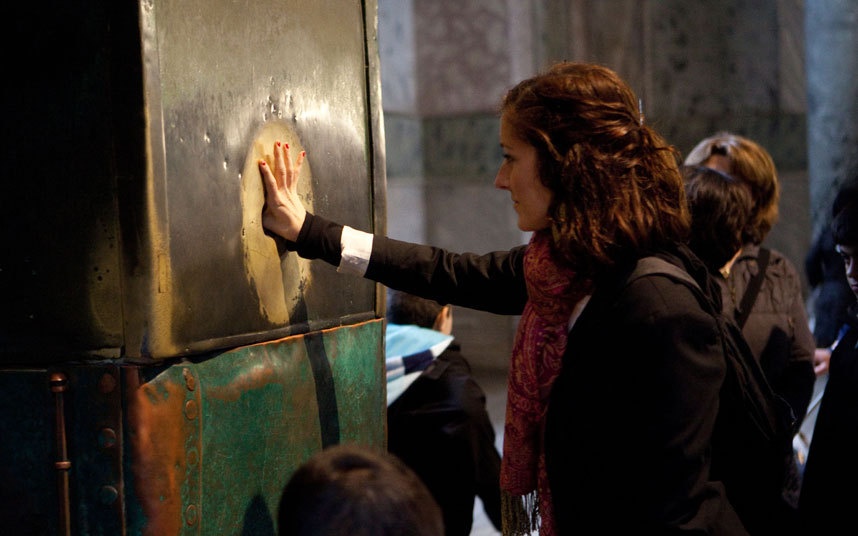 Những cây cột khóc (Hagia Sophia, Thổ Nhĩ Kỳ): Những lỗ hổng trên các cây cột này trong nhà thờ Hagia Sophia được cho là có chứa nước thánh. Du khách thường cho một ngón tay vào trong lỗ và cầu nguyện, nếu thấy ngón tay ướt thì mong ước đó sẽ trở thành hiện thực.