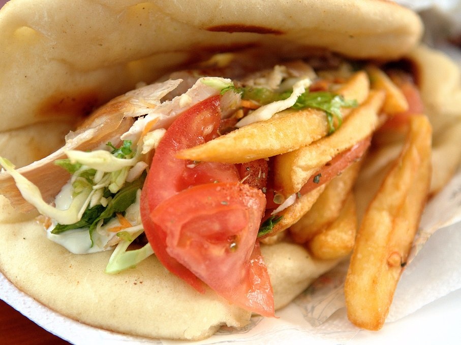 Hy Lạp: Gyros được làm từ thịt lợn, bò hoặc gà nấu chín trước khi nhồi vào bánh mì pita còn nóng, thêm cà chua, hành và sốt Tzatziki.