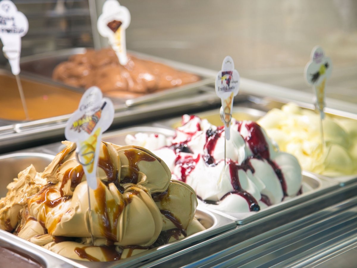 Italy: Đến Italy mà không thưởng thức kem gelato thì thật uổng phí. Một ly kem mát lạnh thường có thêm sữa, kem tươi, đường, hoa quả hoặc các loại hạt khô.