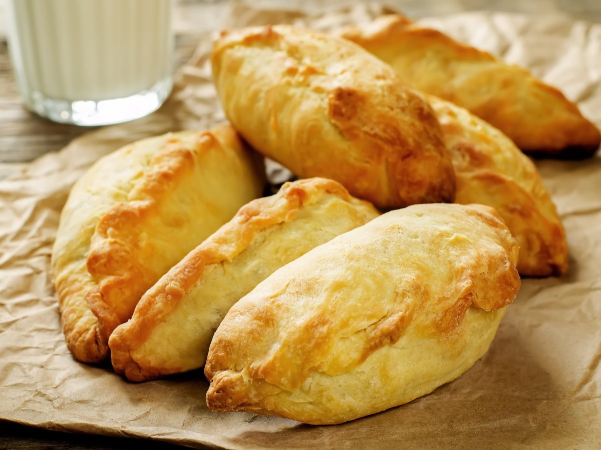 Lithuania: Đừng bỏ lỡ cơ hội thử món Kibinai - bánh nướng nhân thịt cừu và hành - khi tới Lithuania.