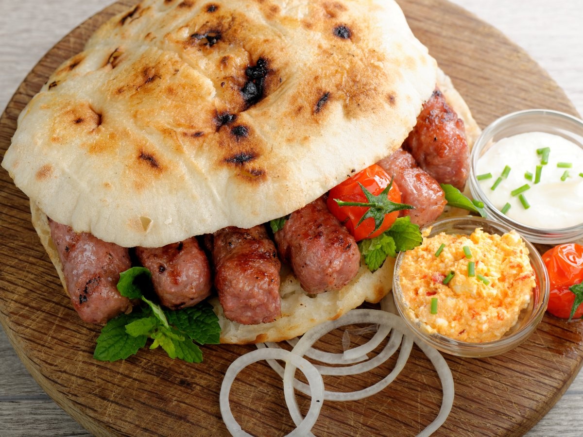 Croatia: Ćevapčići hay Ćevapi rất phổ biến ở Croatia. Xúc xích thường được làm từ thịt bò và thịt lợn xay trộn lẫn, nướng chín, kẹp trong bánh mì pita, hành băm và rưới nước sốt ớt cay.