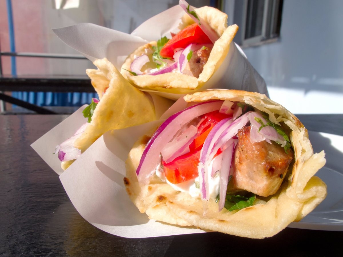 Cyprus: Souvlaki là một lựa chọn ngon miệng mà không quá tốn kém khi tới Cyprus. Món này thường dùng thịt lợn, thịt gà hoặc thịt cừu. Thịt được nướng chín và ăn kèm bánh mì pita.