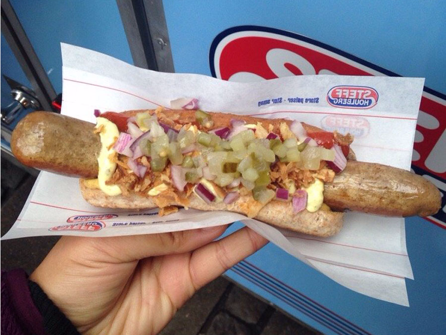 Đan mạch: Bạn sẽ thấy các quầy bán xúc xích ở khắp Đan Mạch. Xúc xích được ăn kèm nhiều món khác, cho nước sốt cà chua, mù tạt, hành nướng, bánh mì...