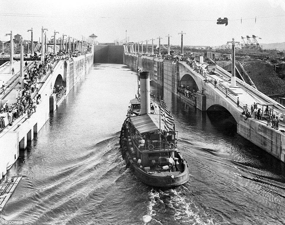 Tàu kéo U.S. Gaton là phương tiện đầu tiên đi thử qua cổng Gatun của kênh đào Panama.