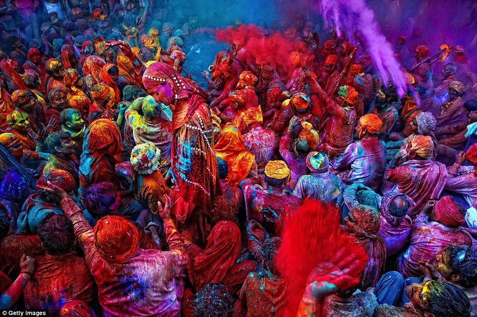 Holi là lễ hội tôn vinh tình yêu và sự sống của người theo đạo Hindu. Trong lễ hội, người dân địa phương và du khách hào hứng ném những nắm bột đủ màu vào người nhau.