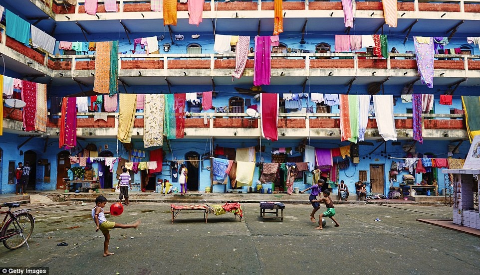 Tòa nhà Kolkata, phía đông Ấn Độ, trở nên sống động với những bộ sari sặc sỡ, nổi bật trên nền xanh.