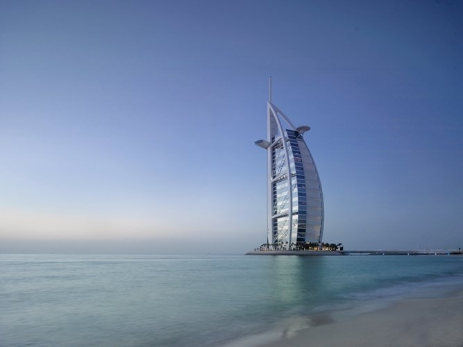Hoàn thành vào năm 1999, khách sạn Burj Al Arab ở Dubai cao thứ 4 trên thế giới, nằm trên một hòn đảo nhân tạo ở vịnh Ba Tư. Nơi đây được mệnh danh là