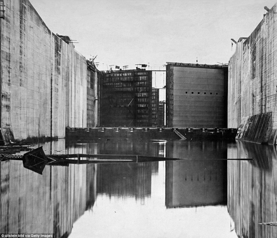 Bức ảnh này được chụp trong quá trình xây dựng cửa Gatun vào năm 1913, một năm trước khi con tàu đầu tiên đi qua theo dự kiến.