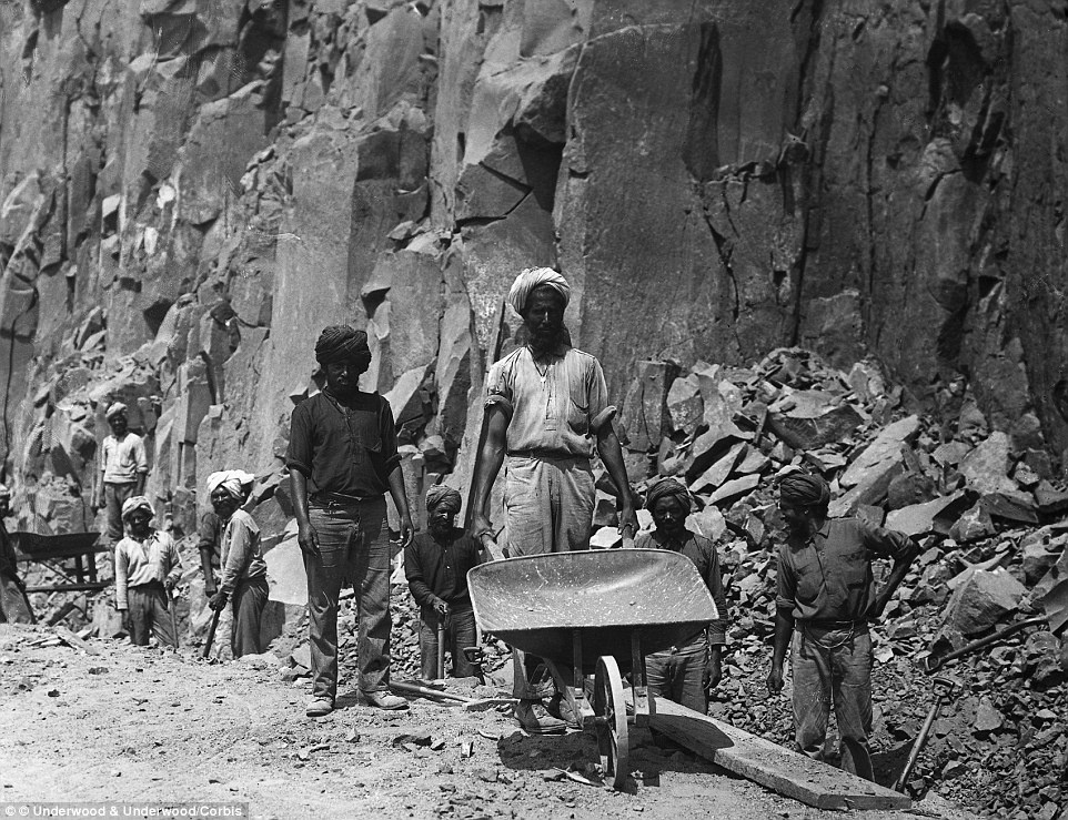 Trong khi thi công, việc không thể xây dựng một kênh đào ngang mực nước biển đã trở nên rõ ràng, giải pháp duy nhất là xây dựng loạt cửa cống dẫn vào một con kênh ở trên cao. Tuy nhiên, Ferdinand de Lesseps kiên quyết làm theo kế hoạch ban đầu.