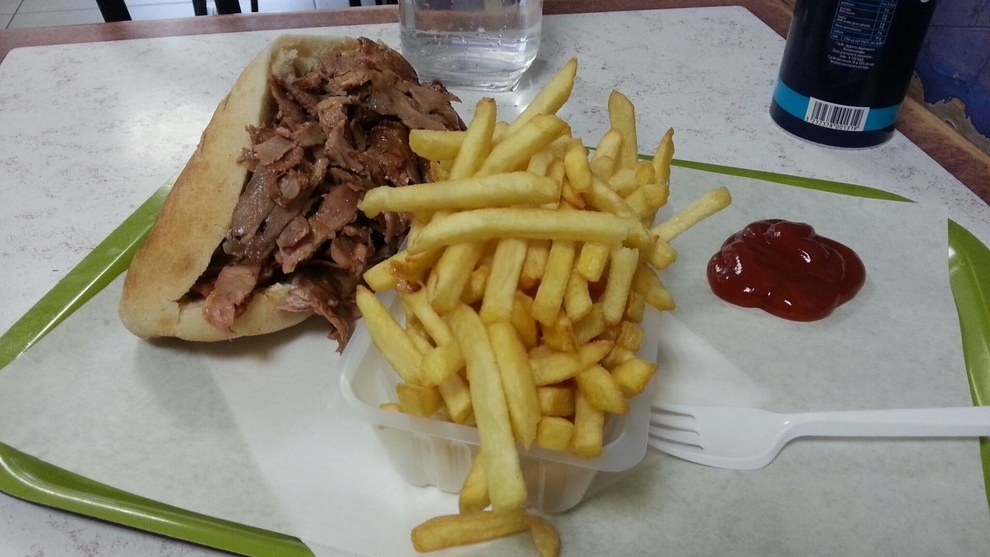 Paris, Pháp: Món ăn đêm này gồm thịt thái mỏng, thêm sốt trắng, kẹp với bánh mì pita và thường ăn kèm khoai tây chiên.