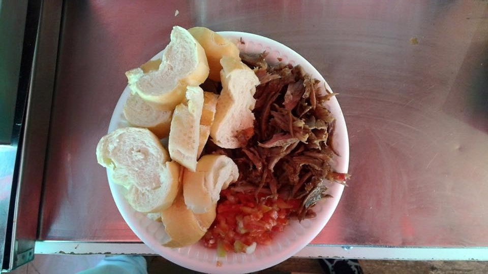 São Paulo, Brazil: Du khách có thể thưởng thức món ăn khá rẻ này vào bất cứ thời điểm nào trong ngày. Thịt được thái mỏng, dọn ra đĩa cùng bánh mì và sốt vinaigrette. Bạn sẽ dùng bánh mì để chấm nước thịt hòa cùng nước sốt.