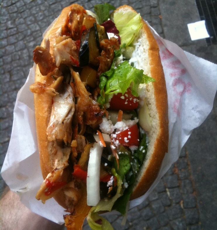 Berlin, Đức: Ở Berlin, Doner là một trong những món ăn vỉa hè phổ biến nhất, được bán từ sáng sớm tới đêm khuya. Thịt gà, bê hoặc lợn được nướng chín, thái lát mỏng, trộn cùng hành, rau diếp, cà chua, bắp cải tím, rưới tương ớt hoặc sốt sữa chua, kẹp giữa bánh mì trắng rắc vừng.