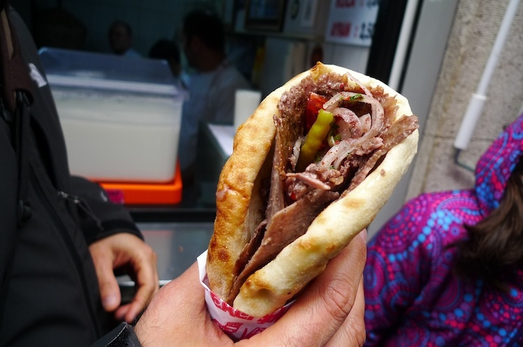 Istanbul, Thổ Nhĩ Kỳ: Tại quê hương của món bánh nổi tiếng này, bạn có thể tìm thấy các hàng bán Doner Kebab ở khắp nơi, vào bất cứ thời điểm nào trong ngày. Bạn có thể tìm thấy đủ loại nhân thịt (trừ thịt lợn), tuy nhiên phổ biến nhất là thịt bò và thịt cừu. Thịt được tẩm gia vị, nướng chín, cho cùng các loại rau và sốt sữa chua, kẹp giữa bánh mì giòn.