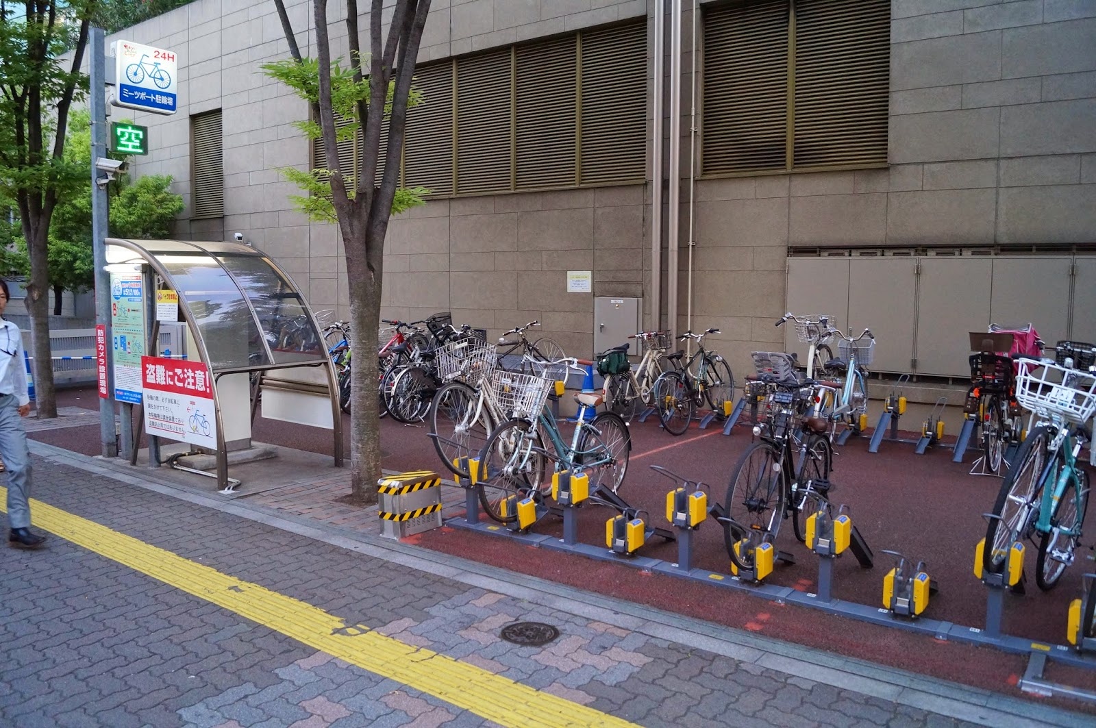 Các điểm khóa xe đạp công cộng: Bất cứ ai cũng có thể sử dụng các bệ khóa này mà không tốn bất cứ khoản phí nào. Ảnh: Urbankchoze/Blogspot.