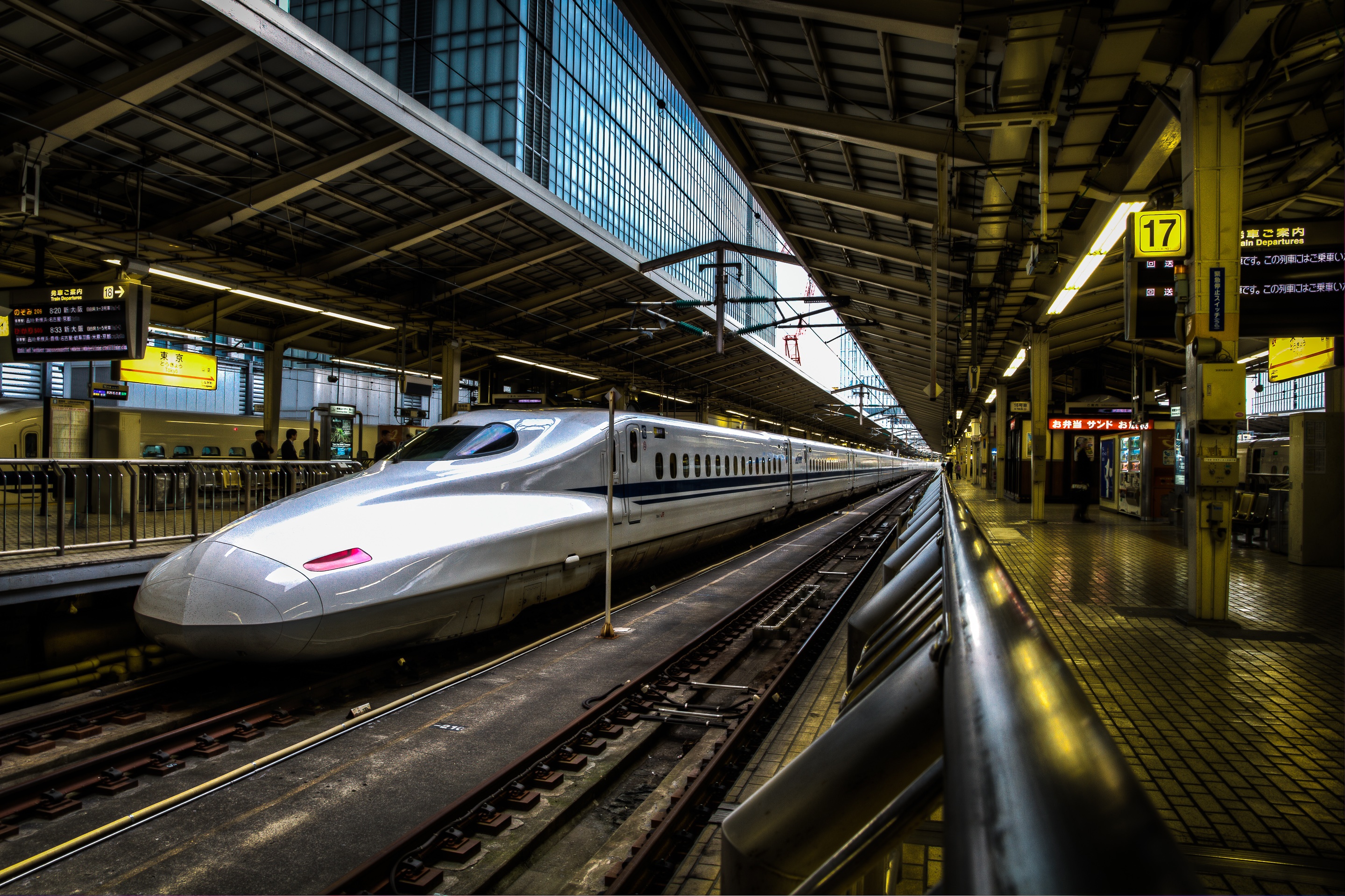 Hệ thống tàu siêu tốc: Hệ thống tàu Shinkansen của Nhật nối các thành phố lớn trên đảo Honshu và Kyushu, với vận tốc tối đa lên tới 320 km/h. Ảnh: Timecaptures.