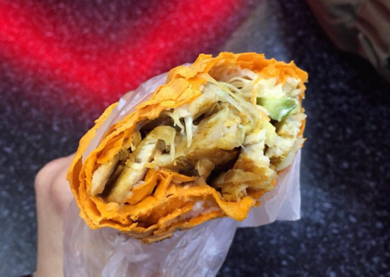 Moscow, Nga: Được ăn vào bữa trưa hoặc bữa tối, bánh thường có nhân thịt, rau, kẹp trong bánh mì lavash, thêm mù tạt và tương cà chua.