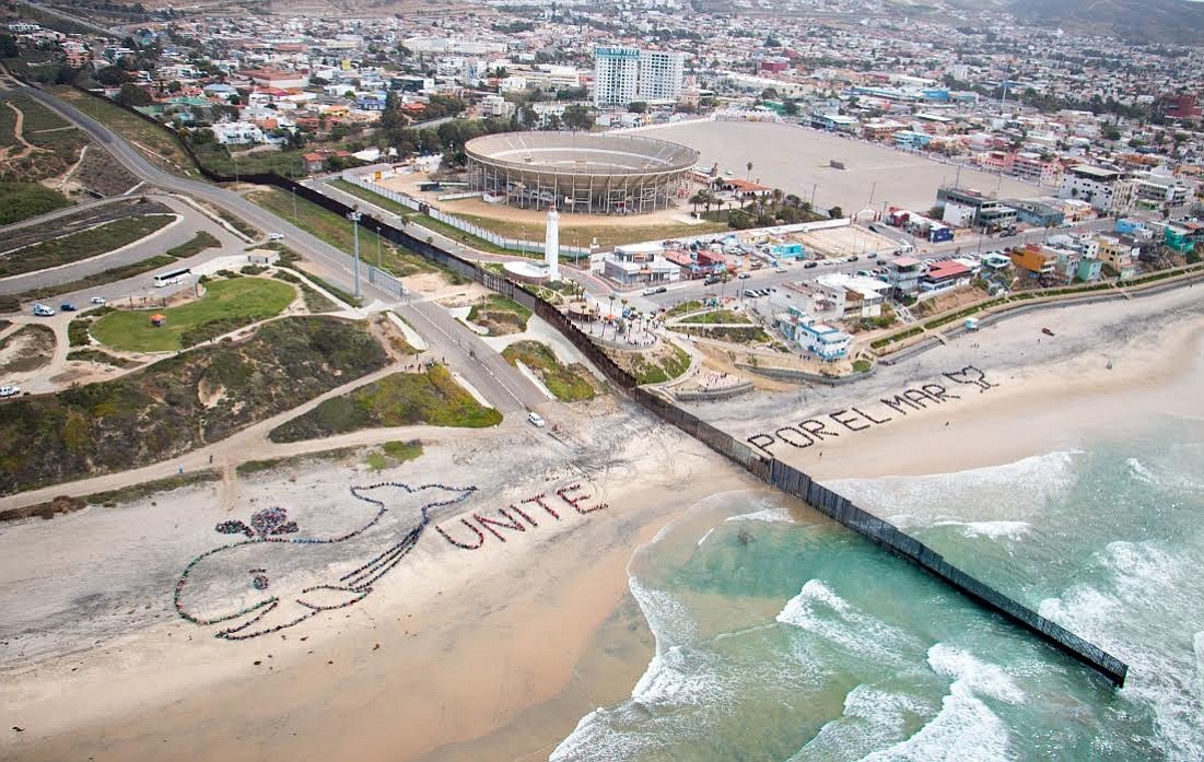 San Diego (Mỹ)/Tijuana (Mexico): Tuyến đường biên giữa San Diego và Tijuana không chỉ phân tách 2 quốc gia mà còn giống như vạch phân chia hai thế giới. Một bên là San Diego, với bờ biển dài 112 km, sở thú tân tiến và thời tiết miền Nam California. Một bên là Tijuana, thành phố của Mexico với những tay buôn lậu ma túy khét tiếng.  Ảnh: Kpbs.