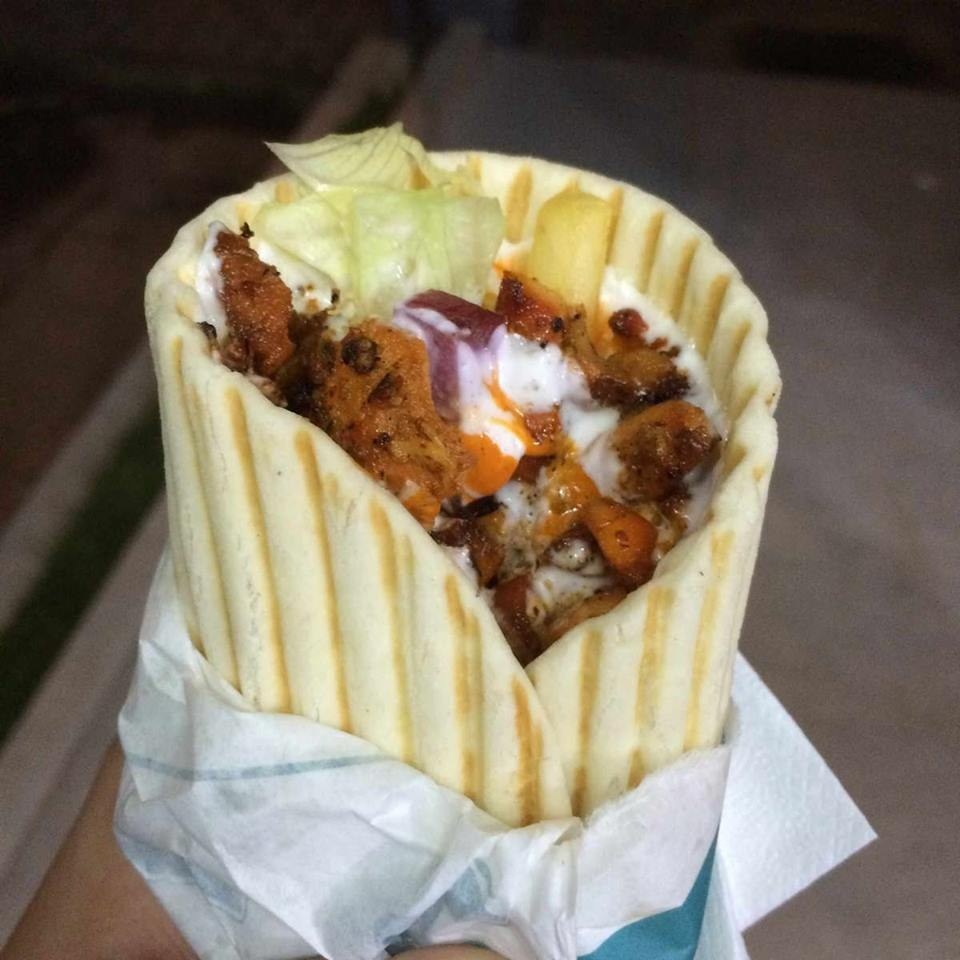 Mumbai, Ấn Độ: Du khách có thể thưởng thức món ăn có tên Shawarma này vào bất cứ thời điểm nào trong ngày. Phiên bản Ấn Độ của kebab gồm thịt gà xé, rau diếp, củ cải đường, cà rốt, thêm tương ớt siêu cay và mayonnaise tỏi.