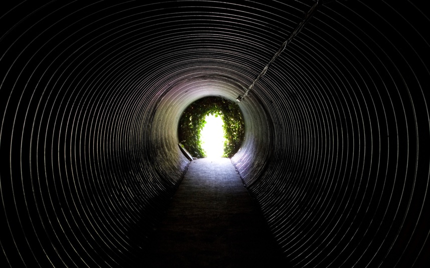 1. Hầm Kelvedon, Anh: Trong Chiến tranh lạnh, hầm Kelvedon ở Essex ẩn sau một ngôi nhà bình thường được chọn là nơi trú ẩn khi tên lửa liên lục địa bắn ra. Hiện tại, cửa hầm có biển đề “Boongke hạt nhân bí mật”. Hầm Kelvedon nằm ở độ sâu 38 m so với mặt đất, đủ sức chứa 600 người và có cửa chống bom.