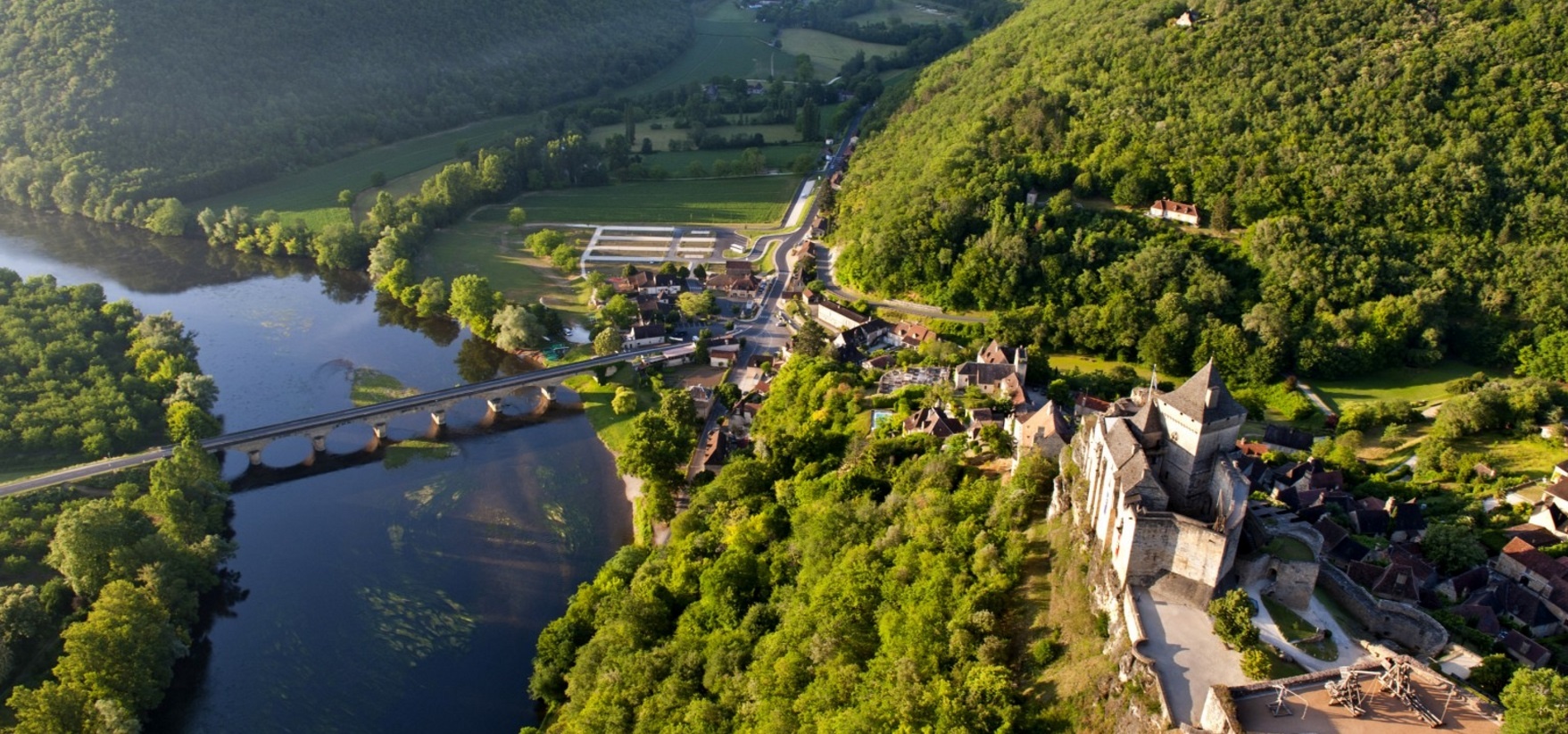 Dordogne, Pháp: Thật dễ để phải lòng vùng Dordogne với những lâu đài lộng lẫy và các ngôi làng từ thời trung cổ. Nhịp sống chậm nơi đây sẽ đem lại cho du khách cảm giác bình yên, dù là đi thuyền dọc sông, ngắm cảnh từ khí cầu hay thưởng thức bữa trưa ở quảng trường đầy nắng. Ngay cả việc lái xe ở đây cũng rất thú vị, với con đường xuyên qua miền đồng quê xanh tươi, tĩnh lặng.