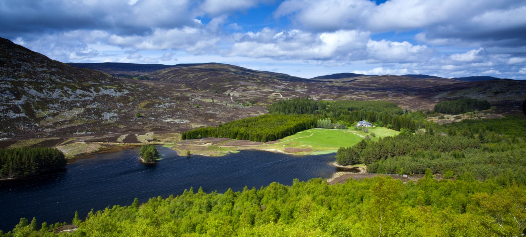 Công viên quốc gia Cairngorms, Scotland: Công viên lớn nhất Liên hiệp Anh nằm ngay trung tâm cao nguyên Scotland, với khung cảnh hùng vĩ khiến du khách sững sờ. Nếu gặp thời tiết xấu, bạn có thể tận hưởng không khí ấm áp bên lò sưởi trong một quán rượu vùng cao.