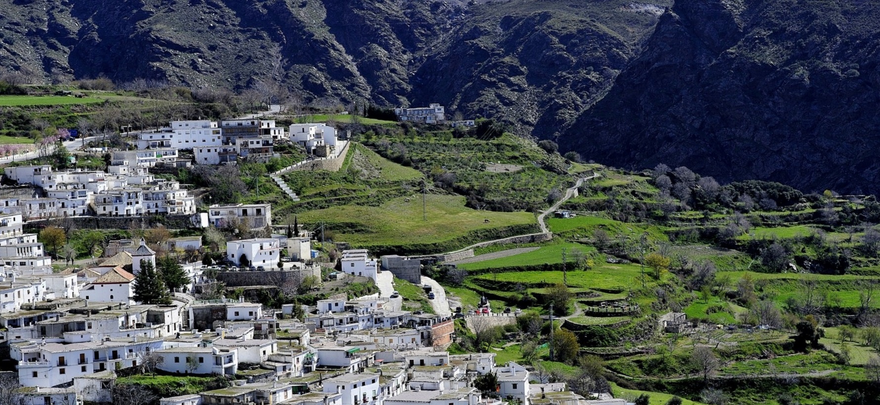 Las Alpujarras, Tây Ban Nha: Không khó để du khách hòa mình vào nhịp sống chậm rãi nơi đây. Bạn có thể dành cả ngày khám phá các ngôi làng xinh xắn, nếm thử những món ăn địa phương ngon lành hay đơn giản là đi dạo cùng bạn đời bên bãi biển.