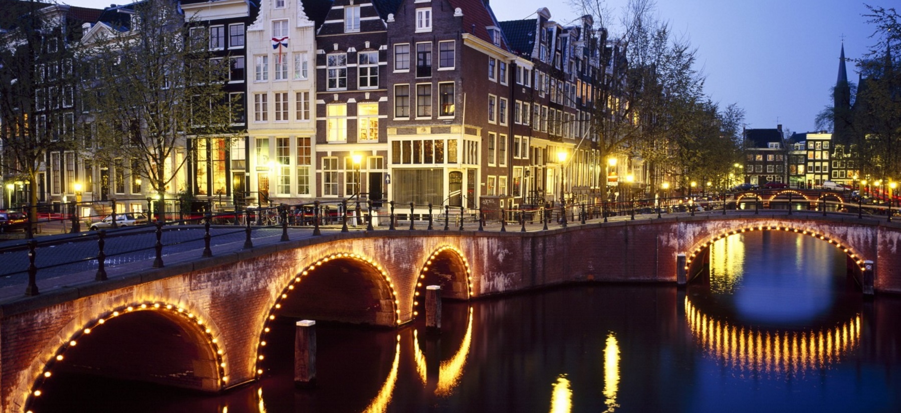Amsterdam, Hà Lan: Hãy thuê một chiếc xe đạp, lang thang qua những cây cầu hay những con phố tĩnh lặng để khám phá vẻ quyến rũ rất riêng của thành phố bình yên này. Vào mùa đông, thật tuyệt khi được thưởng thức một cốc rượu ở những quán bar ấm áp trong tiết trời lạnh giá.  