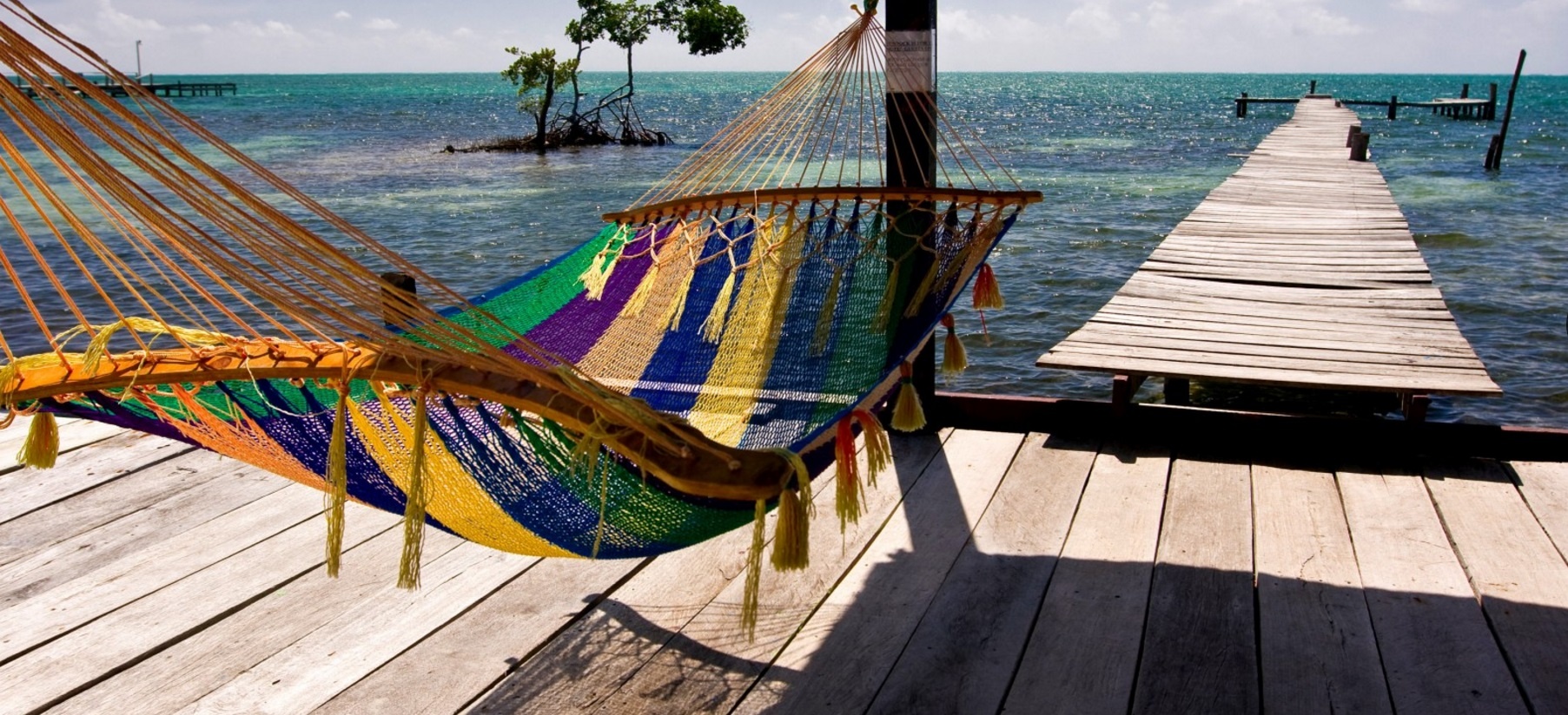 Caye Caulker, Belize: Cách thành phố Belize chỉ khoảng 35 km, đây là một nơi lý tưởng để chạy trốn cuộc sống xô bồ với giá cả dễ chịu. Hòn đảo này dài hơn 8 km, với bãi cát trắng mịn, rạn san hô trù phú cùng hệ động vật biển đa dạng.