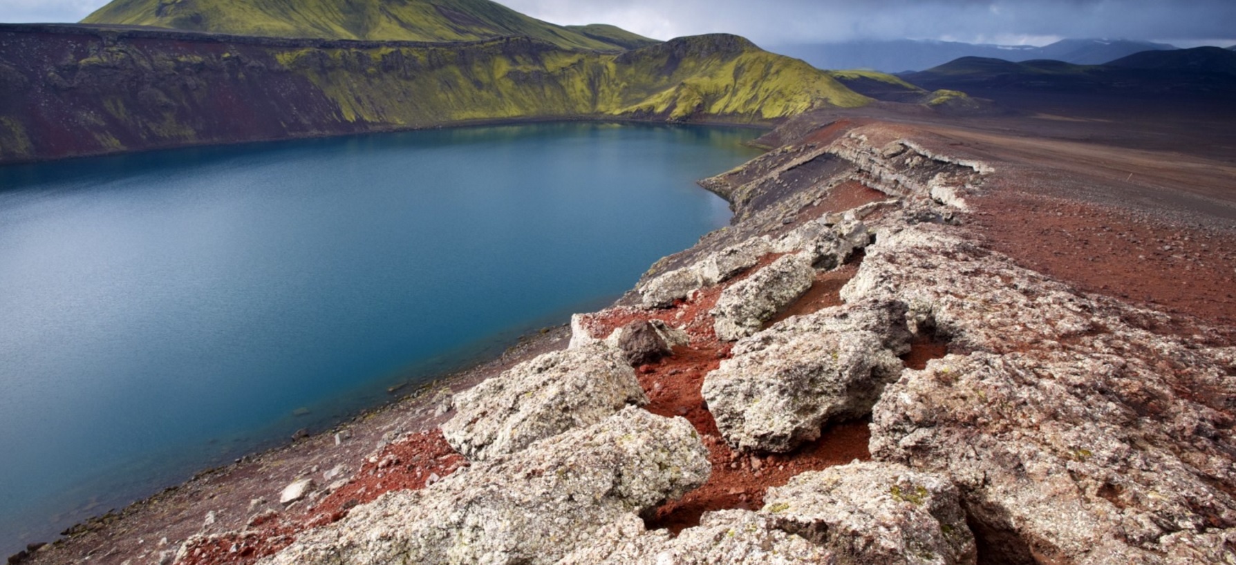 Landmannalaugar, Iceland: Khung cảnh của Landmannalaugar cuốn hút du khách với những đỉnh núi hùng vĩ và màu sắc tuyệt đẹp. Mọi người tới đây để leo núi, nhưng phần lớn tìm kiếm sự thư giãn ở các suối nước nóng tự nhiên. Nước nóng phun lên từ lòng đất hòa với dòng nước lạnh phía trên tạo ra nhiệt độ hoàn hảo để bạn vừa ngâm mình, vừa chiêm ngưỡng cảnh đẹp.