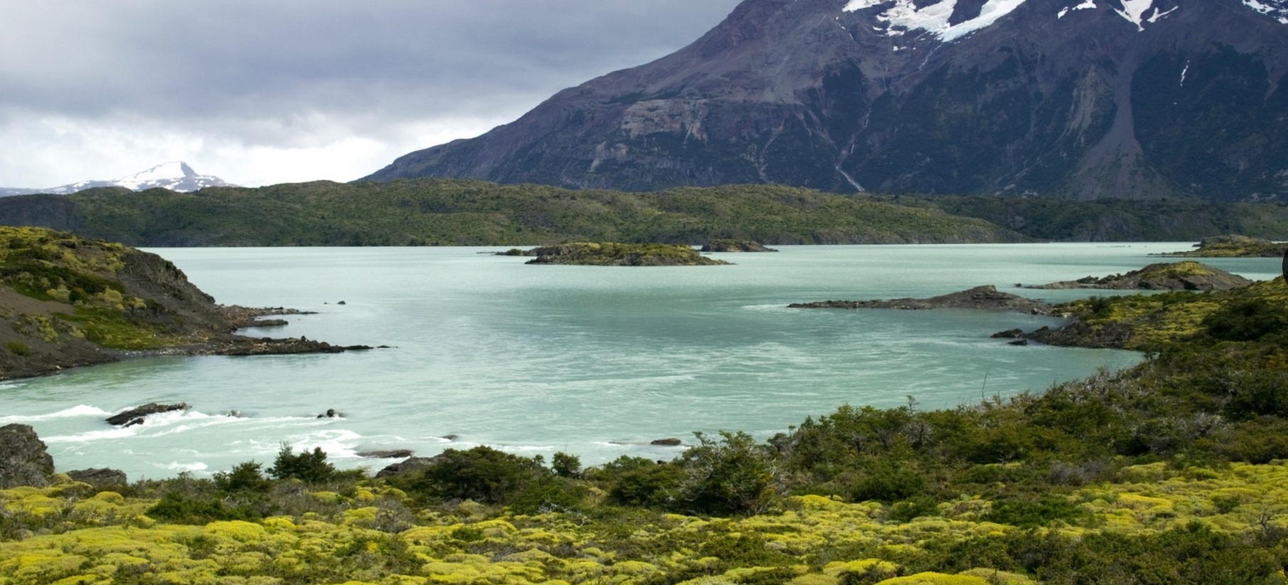 Công viên quốc gia Torres del Paine, Chile: Hiếm ai lại không thấy bất ngờ trước khung cảnh ngoạn mục của công viên Torres del Paine, với những dãy núi hùng vĩ soi bóng xuống hồ Nordenskjöld. Bạn có thể khám phá công viên, hoặc đơn giản chỉ là tìm một điểm quan sát để đắm mình vào không gian khoáng đạt này.